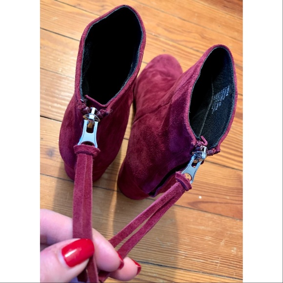 SOLD ✖️ Steve Madden Suede Booties - Picture 2 of 4